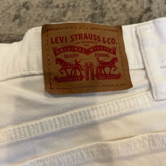 Woman's Levi shorts - Picture 4 of 6